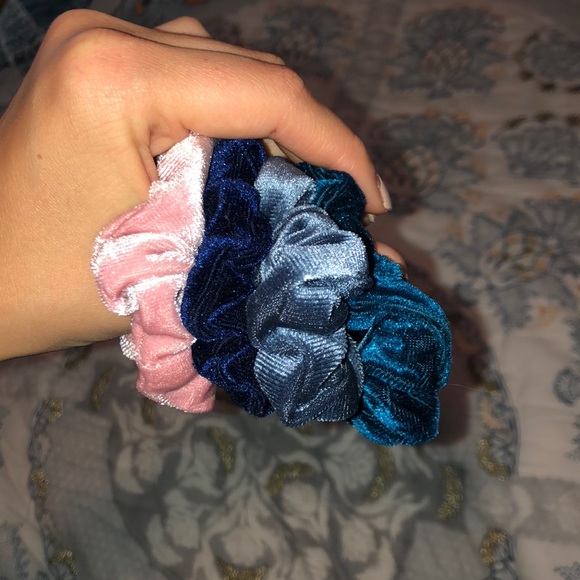 set of 4 scrunchies - Picture 2 of 6